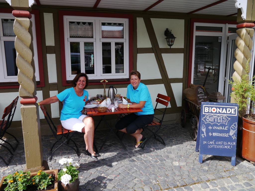 Cafe Im Hof- Bed & Breakfast Streufdorf エクステリア 写真
